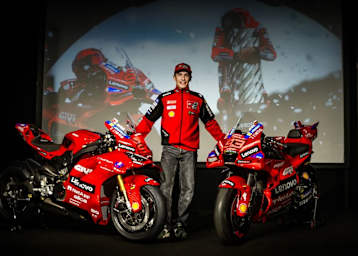Marc Marquez mit seiner Werks-Ducati (rechts) und der Panigale V4 Replica