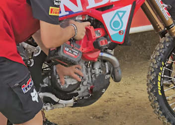 Die Honda von Jeffrey Herlings bekam Eispackungen