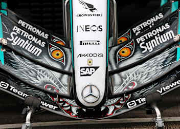 Der Frontflügel des Mercedes