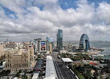 Blick über Fahrerlager und Start/Ziel in Baku