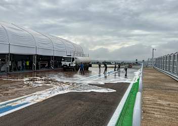 Arbeiten an der Strecke, um das Wasser zu beseitigen