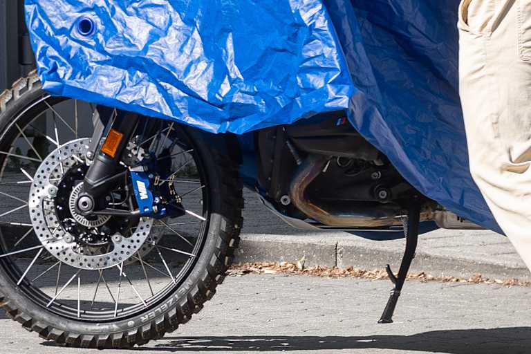 Das 21-Zoll-Vorderrad, M-Bremsen und Logos am Motor verraten die M1300 GS