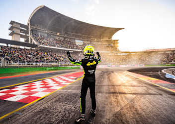 DTM-Champion Thomas Preining jubelt nach dem Titelgewinn