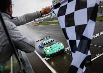 Falken Motorsports entscheidet Regenschlacht für sich