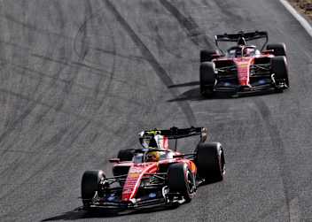 Lewis Hamilton vor Charles Leclerc