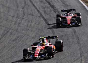 Lewis Hamilton vor Charles Leclerc