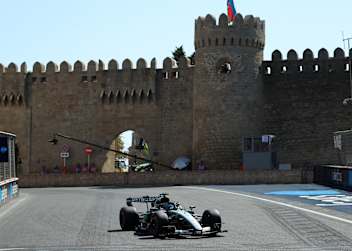 George Russell vor den Altstadtmauern von Baku