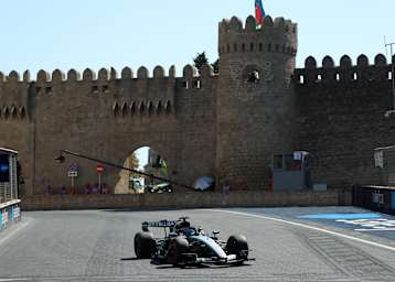 George Russell vor den Altstadtmauern von Baku