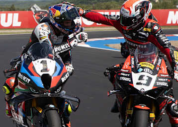 Toprak Razgatlioglu (li.) und Danilo Petrucci 2025