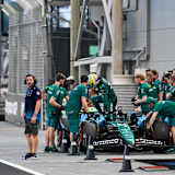 Fernando Alonso mit seinem Aston Martin auf der FIA-Waage