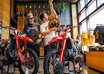 Hunter Lawrence bekommt seine Les-Paul-Gitarre im Spezialdesign überreicht