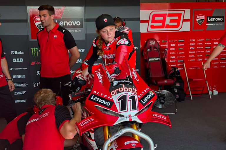 Kayla Yaakov auf Nicolo Bulegas WM-Superbike