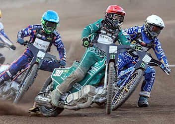 Leon Madsen (Rot) vor Bartosz Zmarzlik (Weiß) und Brady Kurtz (Blau)