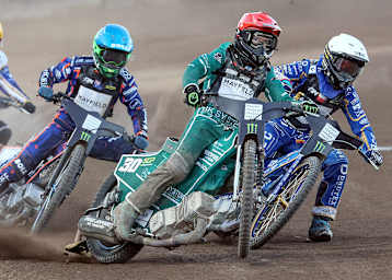 Leon Madsen (Rot) vor Bartosz Zmarzlik (Weiß) und Brady Kurtz (Blau)