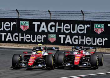 Lewis Hamilton gegen Charles Leclerc in China