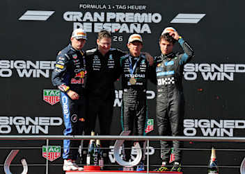 Sieger Kimi Antonelli (mit Medaille) mit Verstappen (l.) und Norris (r.)