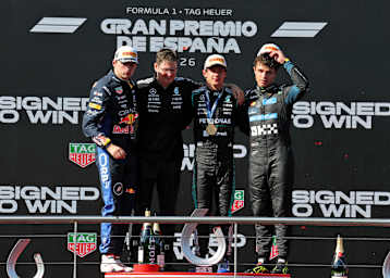 Sieger Kimi Antonelli (mit Medaille) mit Verstappen (l.) und Norris (r.)