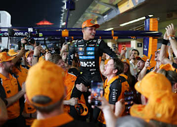 Lando Norris lässt sich in Abu Dhabi von seiner McLaren-Mannschaft feiern