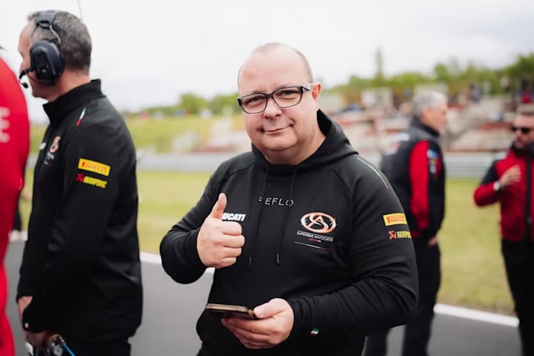An der Rennstrecke hat Teammanager Alan Jackson das Sagen