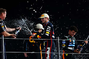 Verstappen auf dem Podium mit Richard Wolverson, Head of Racing Operations