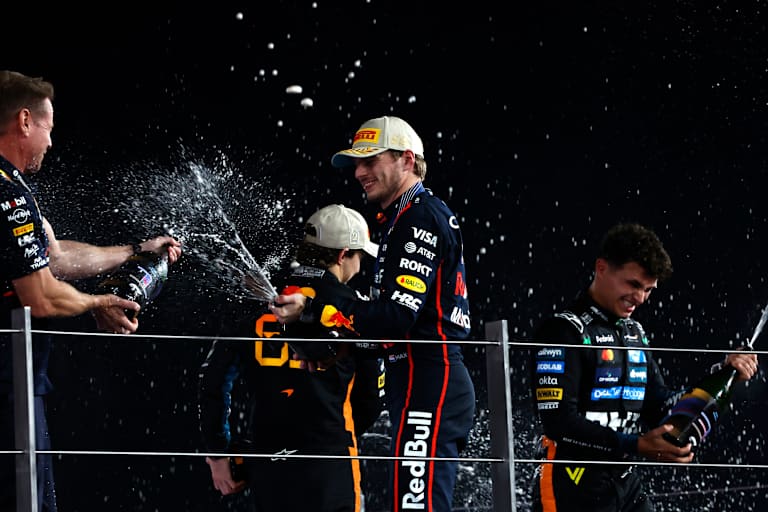 Verstappen auf dem Podium mit Richard Wolverson, Head of Racing Operations