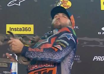 Eli Tomac schlug sich auf dem Podium in Daytona einen Zahn aus