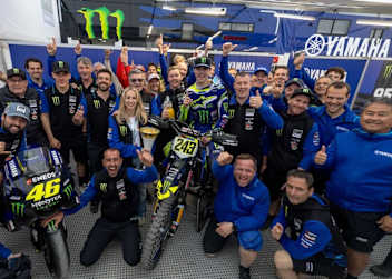 Das Yamaha-Werksteam feiert den Erfolg von Tim Gajser