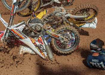 Chaos nach dem Crash im MXGP-Qualifikationsrennen