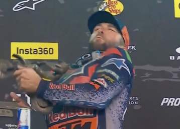 Eli Tomac schlug sich auf dem Podium in Daytona einen Zahn aus