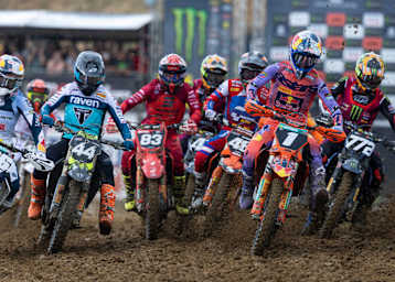 Simon Längenfelder (#1) zog in beiden Wertungsläufen den Holeshot