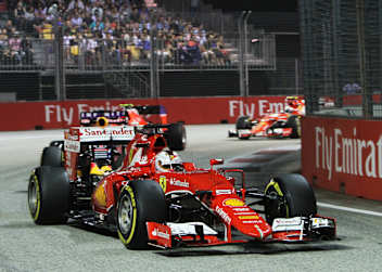 Sebastian Vettel mit seinem Ferrari in Singapur 2015