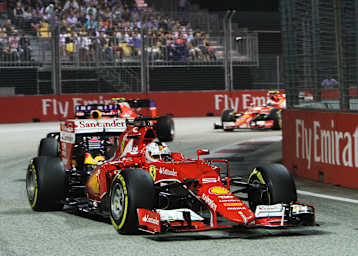Sebastian Vettel mit seinem Ferrari in Singapur 2015