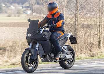 Das SM T-Design zeigt Anklänge an die 1390 Super Duke GT und die 990 Duke