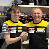 Stepan Zuda (li.) unterschreibt bei Freudenberg