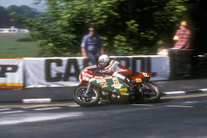 Mike Hailwood auf der Ducati 900 NCR bei seinem Comeback bei der TT 1978