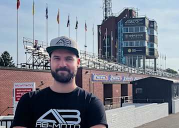Thomas Altendorfer vor der Haupttribüne für den Manx Grand Prix