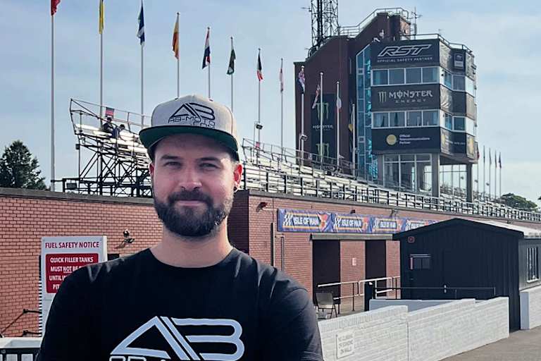 Thomas Altendorfer vor der Haupttribüne für den Manx Grand Prix