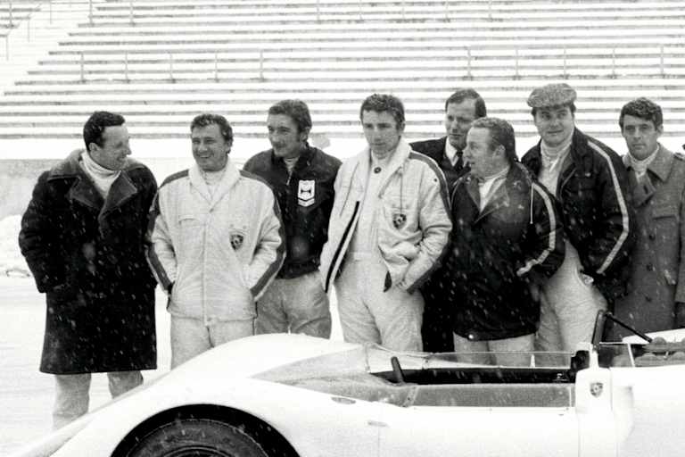 Presse-Vorstellung im Schnee 1969: Die Porsche-Werksmannschaft mit Herrmann
