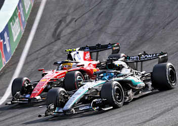 George Russell im Duell mit Lewis Hamilton (hinten)