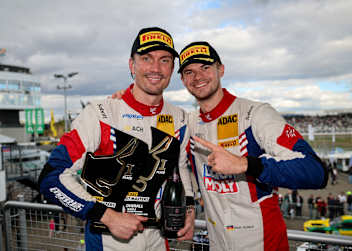 Felix Hirsiger und Finn Zulauf nach ihrem Titelgewinn in Hockenheim