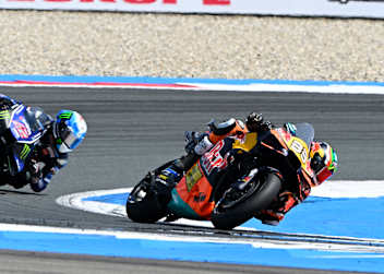 Brad Binder vor Alex Rins