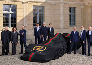 Gucci-Chefs und Krief; Gasly, Briatore, Colapinto; de Meo, Provost, Pinault
