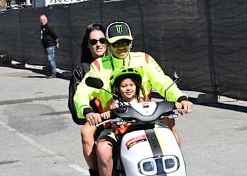 Valentino Rossi mit der Familie auf dem Roller