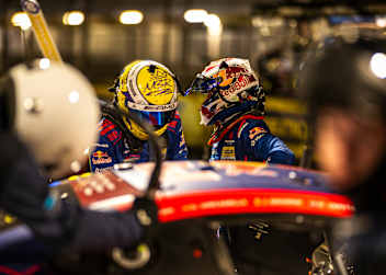 Max Verstappen (r.) und Jules Guonon beim 24h-Rennen