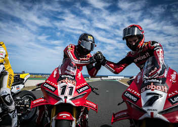 Nicolo Bulega empfängt Glückwünsche von Teamkollege Iker Lecuona