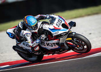 Die BMW M1000RR gibt den Fahrern aktuell zu wenig Feedback