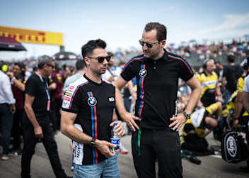 Miguel Oliveira (li.) mit BMW-Rennchef Sven Blusch