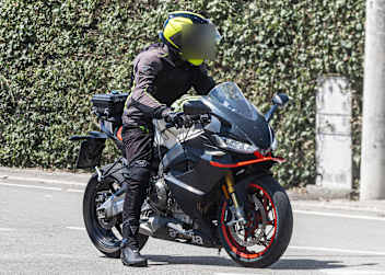Neuer Tank, bekannte Aerodynamik. Die Aprilia RS660 Factory auf Testfahrt