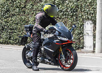 Neuer Tank, bekannte Aerodynamik. Die Aprilia RS660 Factory auf Testfahrt