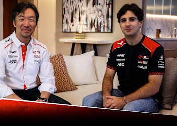 Haas-Teamchef Ayao Komatsu und der kommende GP-Pilot Rafael Camara